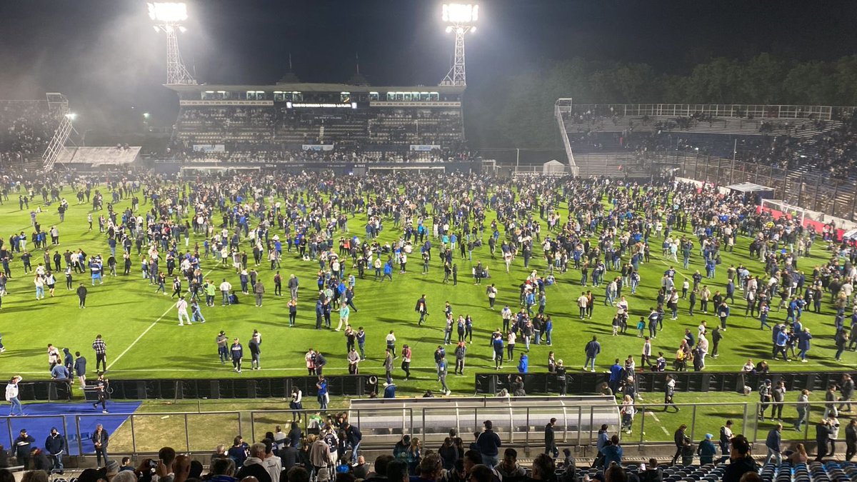 MarianoBeron's tweet photo. Este es un momento histórico, hay q unirse y defender a Gimnasia d lo q se viene.
Anoche cerraron el estadio y tiraban gases para adentro. 
Fue un ataque a nuestra familia.
Hay q proteger al club!
Lo de anoche es muy fácil de investigar. 
GIMNASIA UNIDO JAMÁS SERÁ VENCIDO!! https://t.co/vPCABJocLC