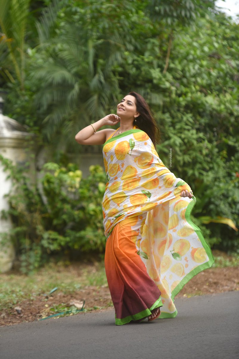 meSonalee's tweet photo. Not just लिंबू colour ची saree….
When life gives you lemons 🍋
make a #saree out of them🥻
#sonaleekulkarni in #lemonadesaree
by #ShubhaDesignStudio
Photography @shashank_sane
#lemonade #sareelove #marathimulgi
#lemons #lemon #oranges #fruity https://t.co/PsYm2mV3Bz