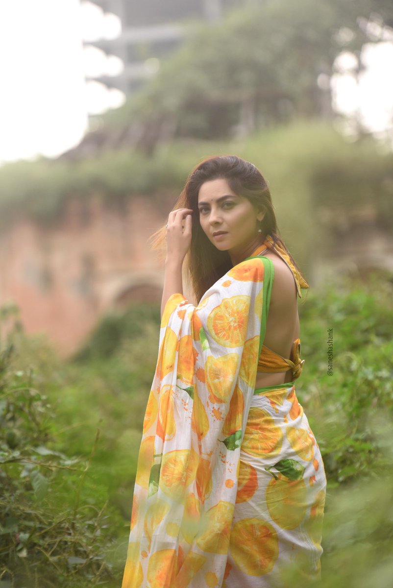 meSonalee's tweet photo. Not just लिंबू colour ची saree….
When life gives you lemons 🍋
make a #saree out of them🥻
#sonaleekulkarni in #lemonadesaree
by #ShubhaDesignStudio
Photography @shashank_sane
#lemonade #sareelove #marathimulgi
#lemons #lemon #oranges #fruity https://t.co/PsYm2mV3Bz