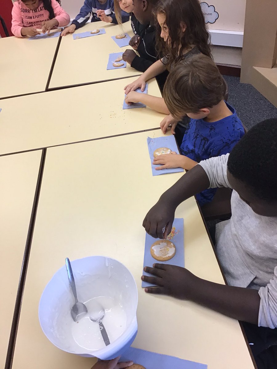 Fosse_TMET's tweet photo. This afternoon, Year 1 children enjoyed decorating biscuits with icing sugar and sprinkles as their STAR activity 🌟 It was so much fun! #proud #fmresilience #fmcreativity https://t.co/XCYuRHXNjr