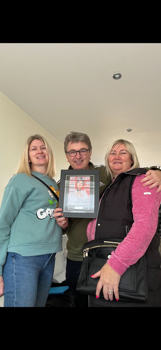 jayladd9876's tweet photo. Popped into me mams for a quick ‘Howya’ at lunchtime and 2 of me cousins waiting to door step me with an early b’day pressie … #whatapresent #whatalife https://t.co/eguWWC8jcu