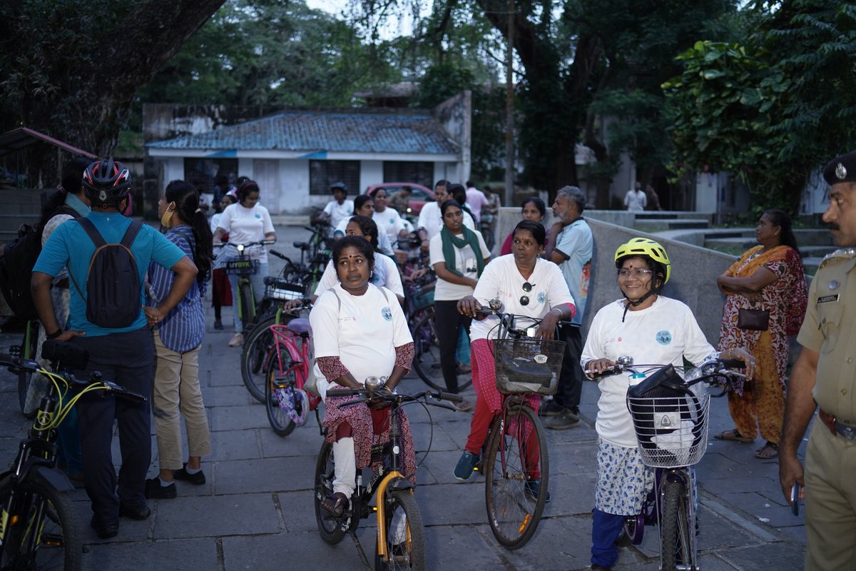 An evening cycle ride was flagged off by The City Police Commissioner Nagaraju Chakilam IPS
on 06-10-2022 at Fortkochi.The programme was conducted under  "Cycle with Kochi" banner, a flagship Campaign  implemented by KMC, CSML and GIZ.