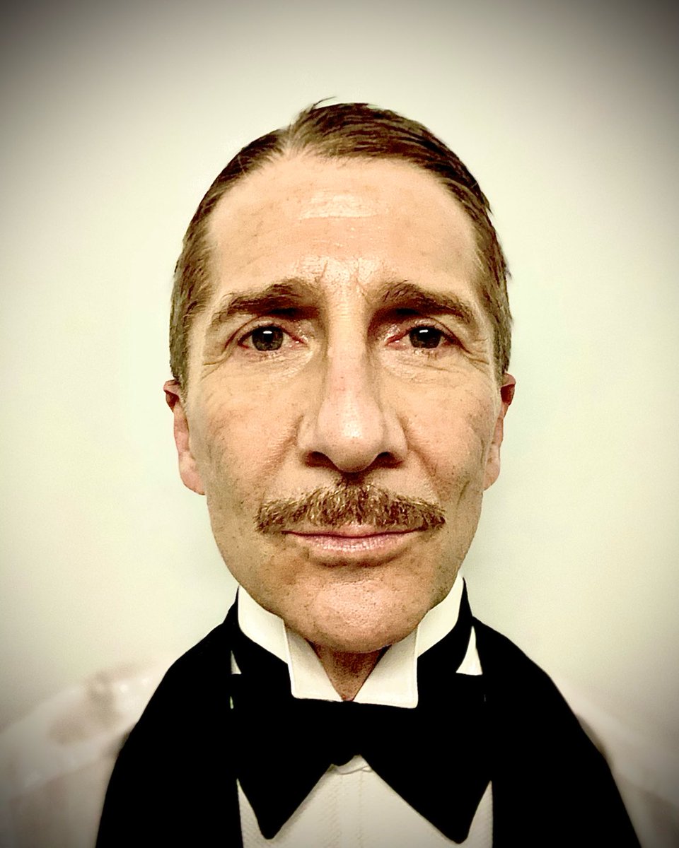 Mr. Nevins. ⁦@amsterdammovie⁩ #amsterdammovie