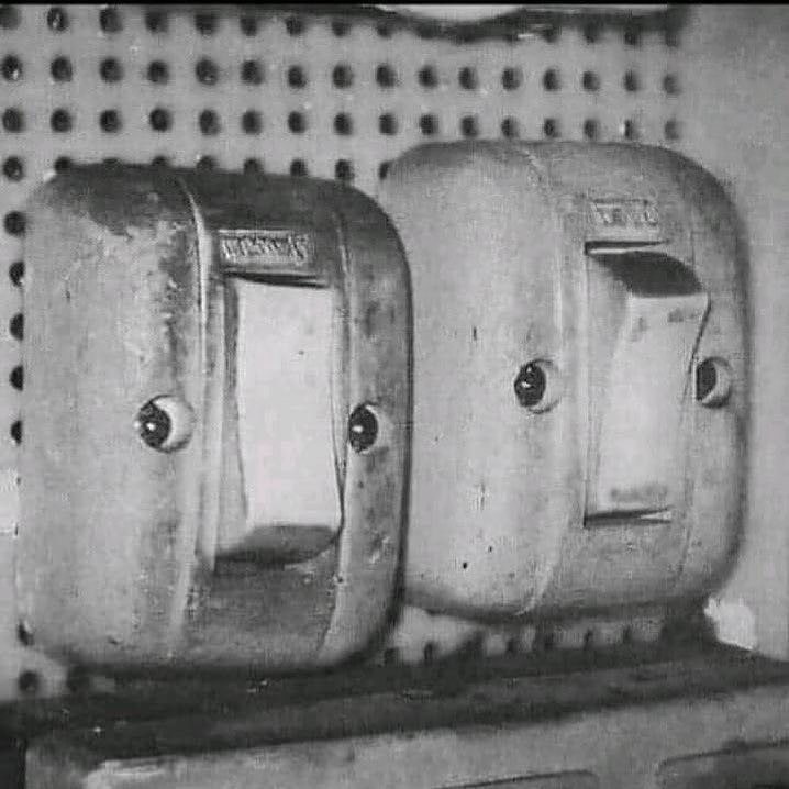 RincnCuriosoo's tweet photo. La pareidolia es un fenómeno psicológico donde un estímulo vago y aleatorio es percibido erróneamente como una forma reconocible, habitualmente un rostro. https://t.co/IEFplUWoNH