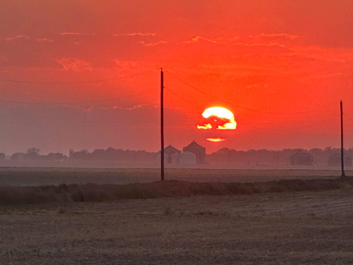 AshleyReneeWx's tweet image. Absolutely stunning sunset over #MerigoldMS last night 😮😍! #viewerphoto #mswx #mississippidelta #BolivarCounty @NWSJacksonMS @NWSMemphis