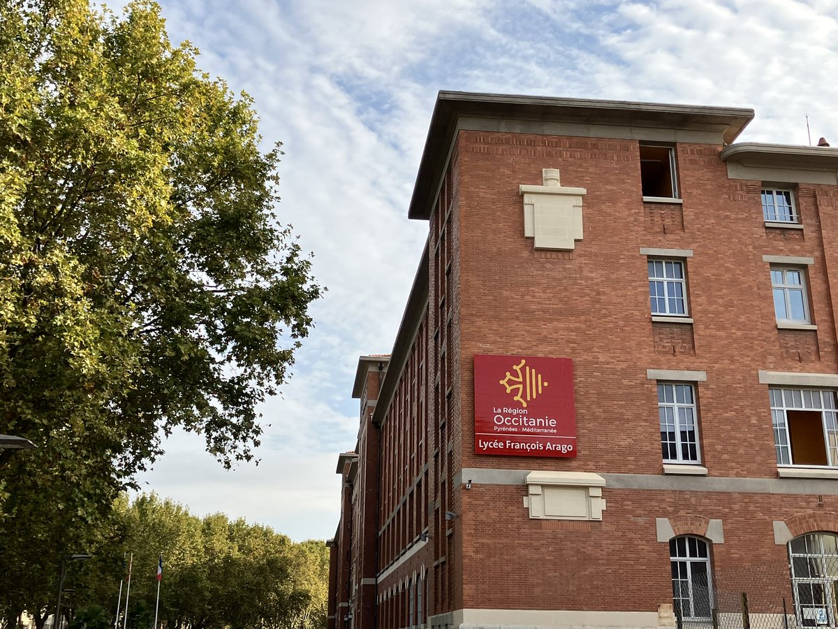 Atelier #CapitalFille au #lycéeArago de #Perpignan : Camille avec son tuteur Romain, partage son expérience d’apprentie technicienne réseau télécoms à <a href="/OrangeOccitanie/">Orange Occitanie</a> avec des jeunes filles #UIOC #Mixité #reseau #volontariat