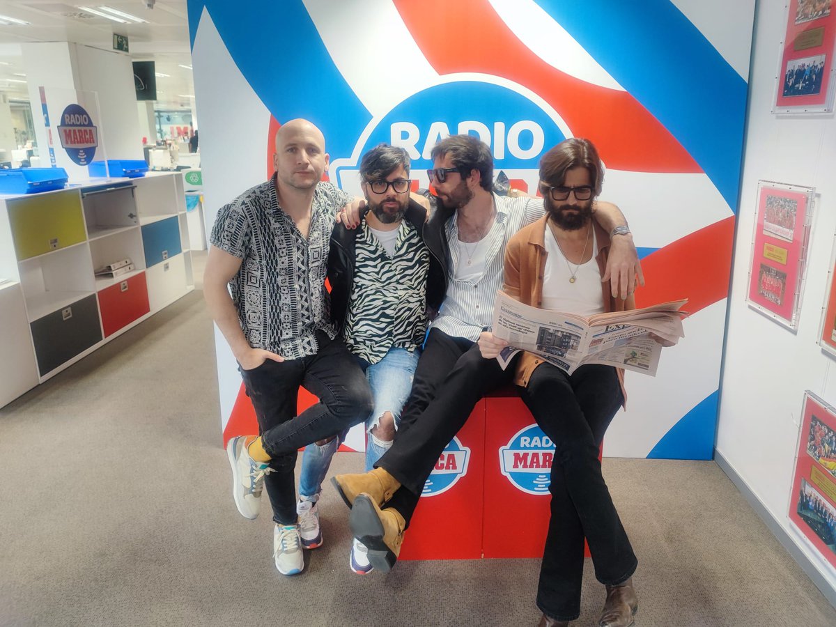 RadioMARCA's tweet photo. 🎼 Llega el turno de #LaAlternativa con @Escarabajano 

🇸🇪 Hoy arrancamos con la visita de @VivaSuecia que nos presentan su nuevo disco #ElAmorDeLaClaseQueSea 

👂 No te lo pierdas que prometemos emociones fuertes 😂

📻 https://t.co/ISpqMNO8gw https://t.co/EknyX3u3Kt