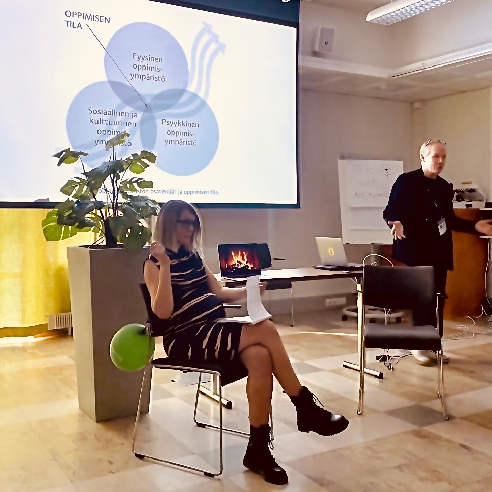 teemul's tweet image. #ITK2022 ja Hyvän oppimisen tilat. Istuimme ringissä, takkatulen ääressä. Kerroin uudesta kirjasta. Tiina Mäkelä @EDFinland kyseli kirjasta. Rauhoittava lopetus hektiselle konferenssille.☮️&amp;amp;❤️