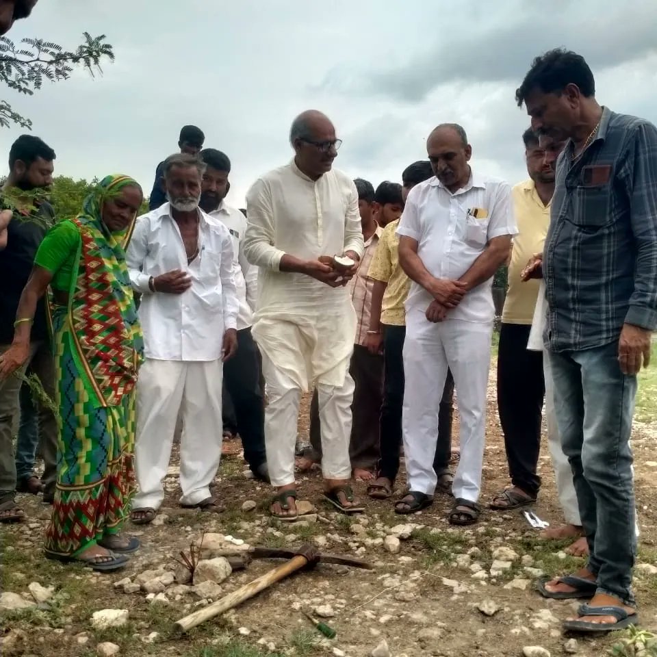 gbkothari's tweet photo. મારા મત વિસ્તાર રાણા - વડવાળાના તુંબળતોળ નેશ ખાતે ઘણાં વર્ષોથી ચાલી રહેલ પાણી ની સમસ્યા નું નિવારણ કરવા માટે ૧૫માં નાણાં પંચ માંથી રૂપિયા ૫ લાખ મંજુર કરાવી બોર, મોટર, પાણીની લાઈન, પંપ હાઉસ અને પાણીની ટાંકીનું ખાત મુહુર્ત કર્યુ. https://t.co/eVDOiS23Rg