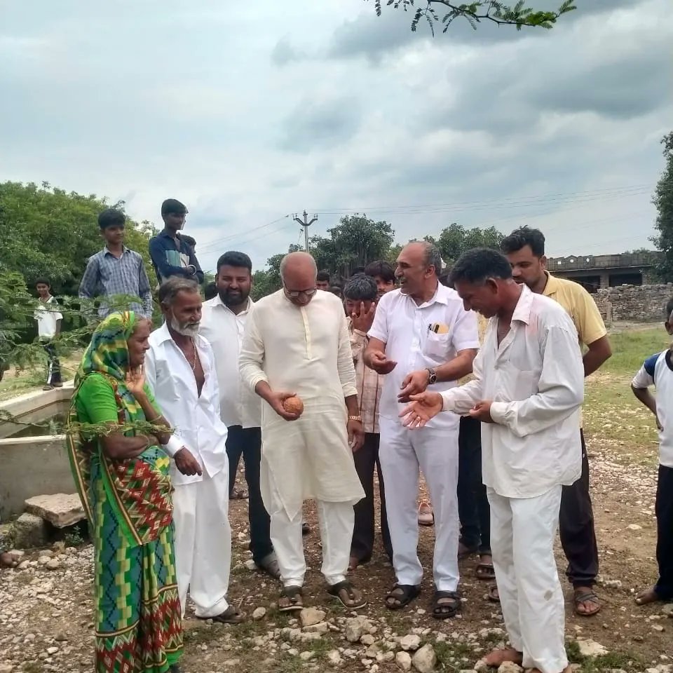 gbkothari's tweet photo. મારા મત વિસ્તાર રાણા - વડવાળાના તુંબળતોળ નેશ ખાતે ઘણાં વર્ષોથી ચાલી રહેલ પાણી ની સમસ્યા નું નિવારણ કરવા માટે ૧૫માં નાણાં પંચ માંથી રૂપિયા ૫ લાખ મંજુર કરાવી બોર, મોટર, પાણીની લાઈન, પંપ હાઉસ અને પાણીની ટાંકીનું ખાત મુહુર્ત કર્યુ. https://t.co/eVDOiS23Rg