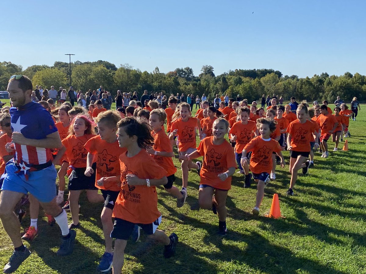 LintonSprings's tweet photo. It’s 4th grade’s turn to run! Who can beat Mr Mead and win 100 Star Bucks? 💰 🌟 #TeamLSESuperStars #LeadingLinton #FunRunFriday https://t.co/SYpwkZnvEf