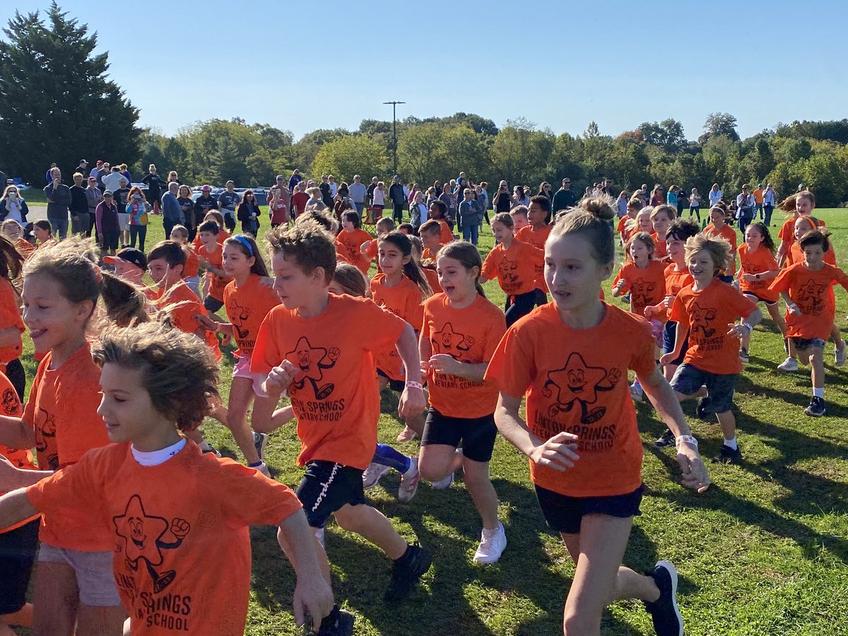 LintonSprings's tweet photo. It’s 4th grade’s turn to run! Who can beat Mr Mead and win 100 Star Bucks? 💰 🌟 #TeamLSESuperStars #LeadingLinton #FunRunFriday https://t.co/SYpwkZnvEf