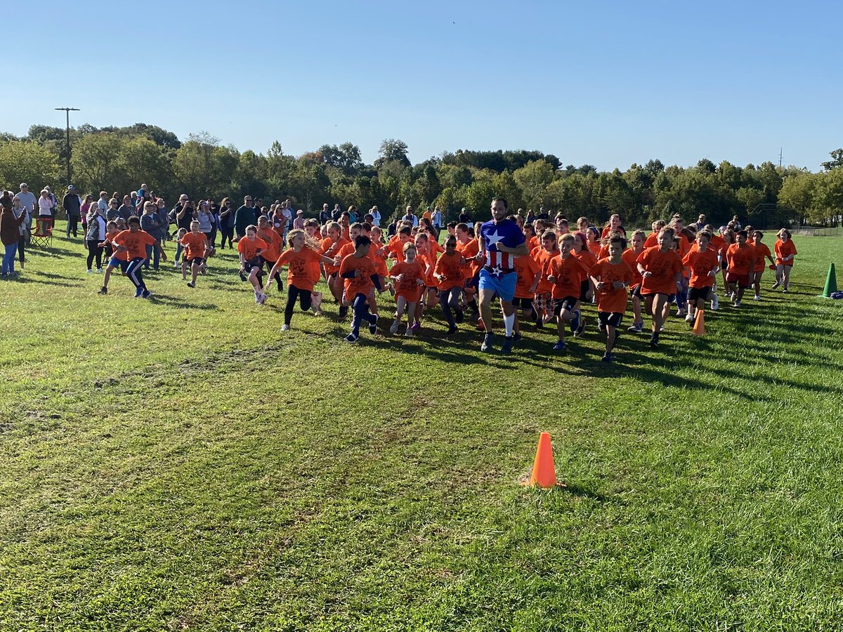 LintonSprings's tweet photo. It’s 4th grade’s turn to run! Who can beat Mr Mead and win 100 Star Bucks? 💰 🌟 #TeamLSESuperStars #LeadingLinton #FunRunFriday https://t.co/SYpwkZnvEf