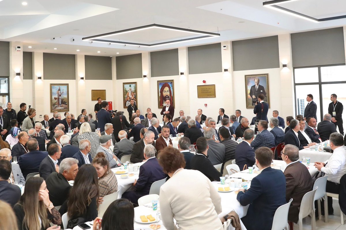 "Hacı Bektâş-ı Velî'nin;
'Bir olalım, iri olalım, diri olalım.' düsturundan hasıl olan muhabbetle;
Hepimizin Peygamberi, hepimizin Ali'si, hepimizin ehl-i beyti, hepimizin Hüseyin'i, hepimizin Kerbela'sı diyoruz..."

Rabbim, birliğimizi ve kardeşliğimizi daim kılsın... +