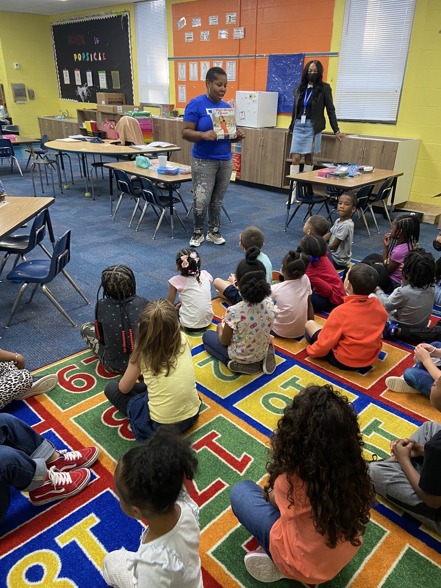 etr917's tweet photo. @KraftES1 We are rallying to read 100 books!  Today every class accepted the challenge after listening to The Hula-Hoopin’ Queen!! Stay tune…@HamptonCSchools @HCS_TitleI #rallytoread #100books https://t.co/24DtN7UKa1