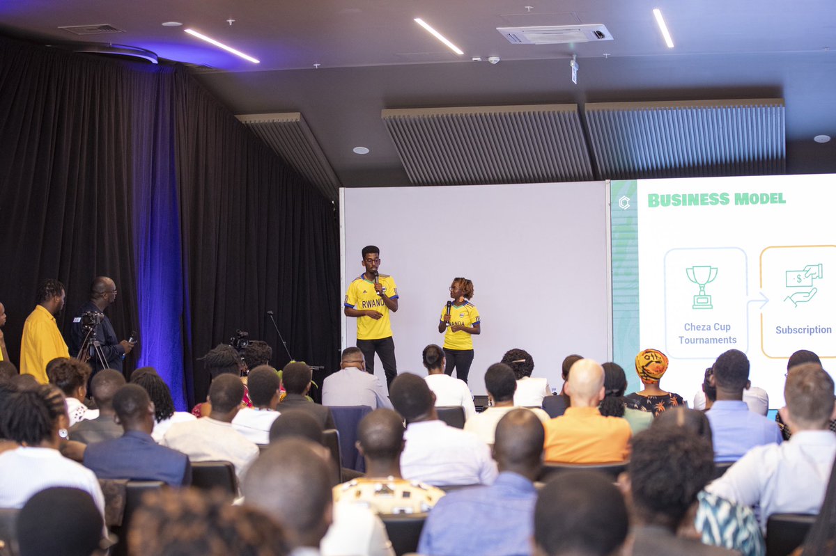 SherryUwase's tweet photo. Proud moment @Jasiri4Africa as the Jasiri Fellows of Cohort 2 pitch their businesses. We have solution-oriented mindsets seeking and creating opportunities for Africa. It is absolutely great to witness. #Jasiri4Africa https://t.co/qAHpRsIHsC