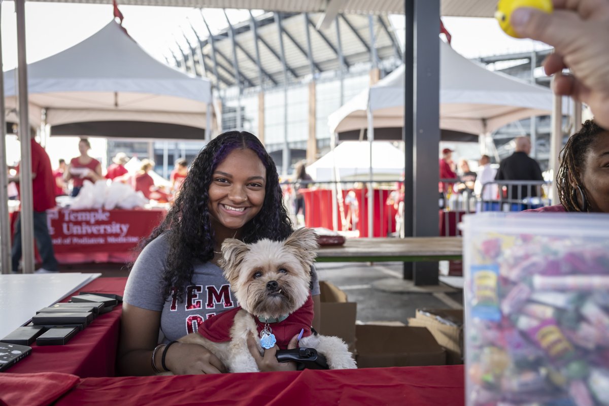 TempleUniv's tweet photo. Happy #CherryOn Friday, Owls! 🐶🍒 #DogsOfTU https://t.co/hxjFmYPa3X