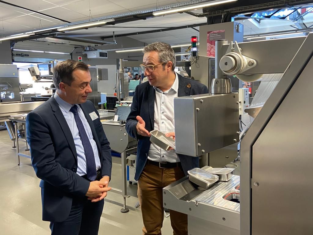 a_leboeuf's tweet photo. Visite de l’entreprise #Mecapack, spécialisée dans l'emballage de produits et qui fête ses 75 ans !
En plus d’être très innovante, l'entreprise est aussi ancrée sur son territoire de #Pouzauges et mène des actions auprès de la jeunesse. https://t.co/4W4w7IlOR2