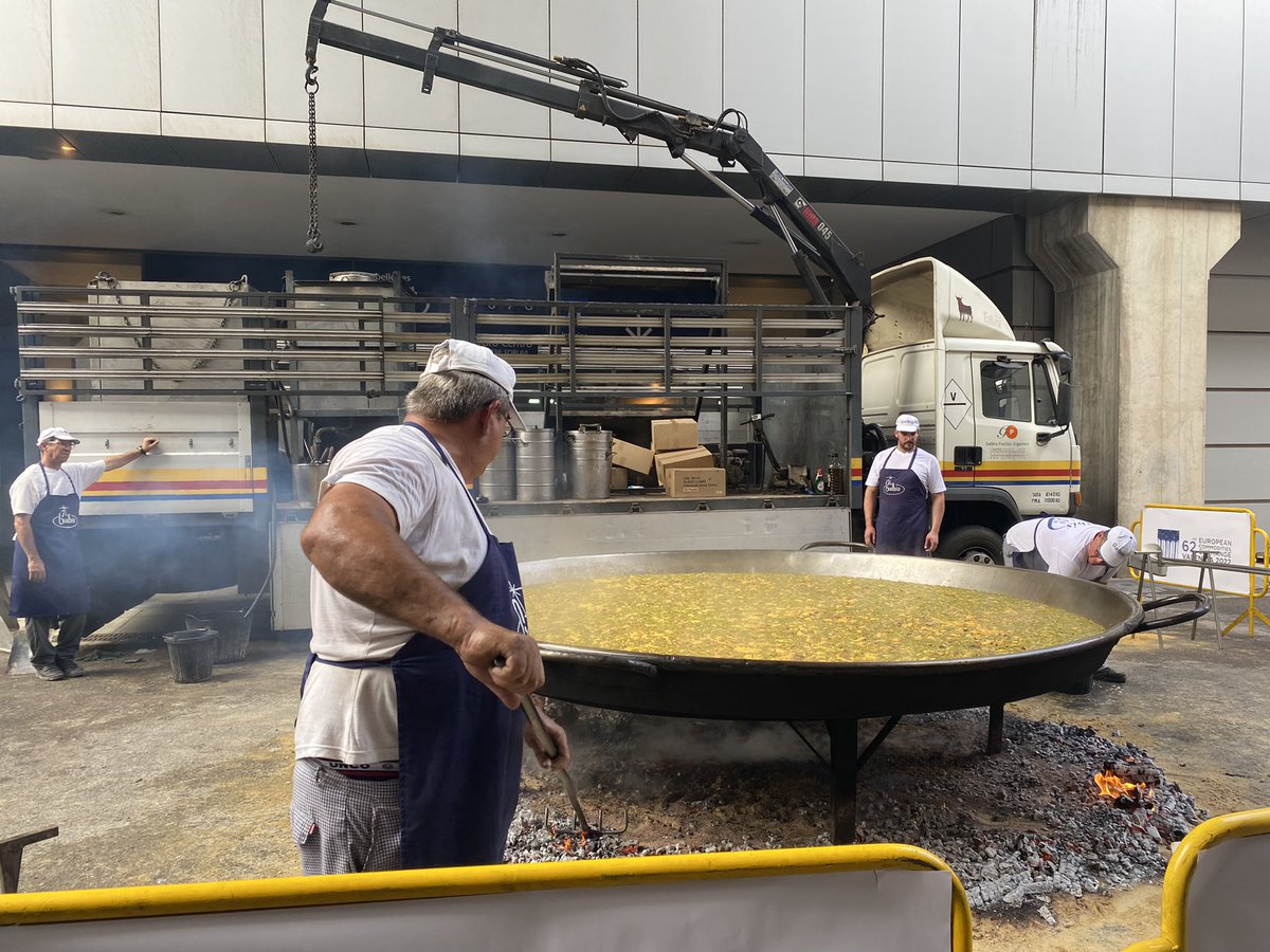 AsenovaMaya's tweet photo. Paella grande @ECE Valencia 2022 https://t.co/ed9bDrCNrR