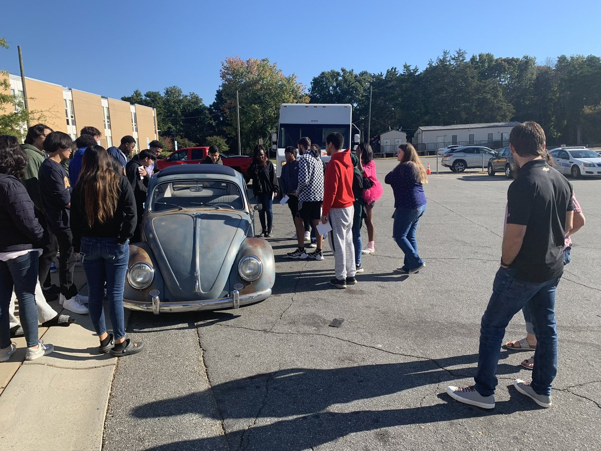 Daniel_SuarezG's tweet image. Busy morning talking to @BigIPatriots high schoolers with the @CommScope Ignition Program. We brought our @TeamTrackhouse showcar but they seem to be more interested in my bug 😂 #Commscope #STEMprogram