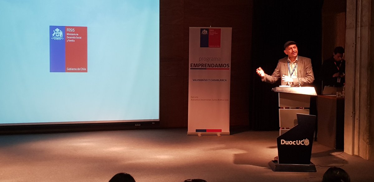 FOSIS_Valpo's tweet photo. Taller de Inicio del programa de #Emprendimiento @FOSIS_Chile con 180 participantes de #Casablanca y #Valparaíso. El Director Regional @SebaGodoyElguet entrega la planificación de la ejecución de este proyecto que busca mejorar actividades de negocio ya en desarrollo. https://t.co/MGbTziuq60