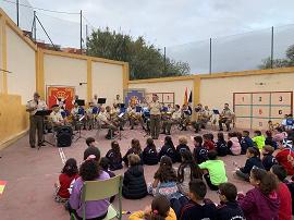 COMGECEU_ET's tweet photo. La Unidad de Música del Batallón del Cuartel General de @COMGECEU_ET ha ofrecido hoy un concierto con una selección de temas militares e infantiles en el CEIP Rosalía de Castro. 
@EjercitoTierra
@MCANA_ET
#SomostuEjército https://t.co/ki3zpZCTmT