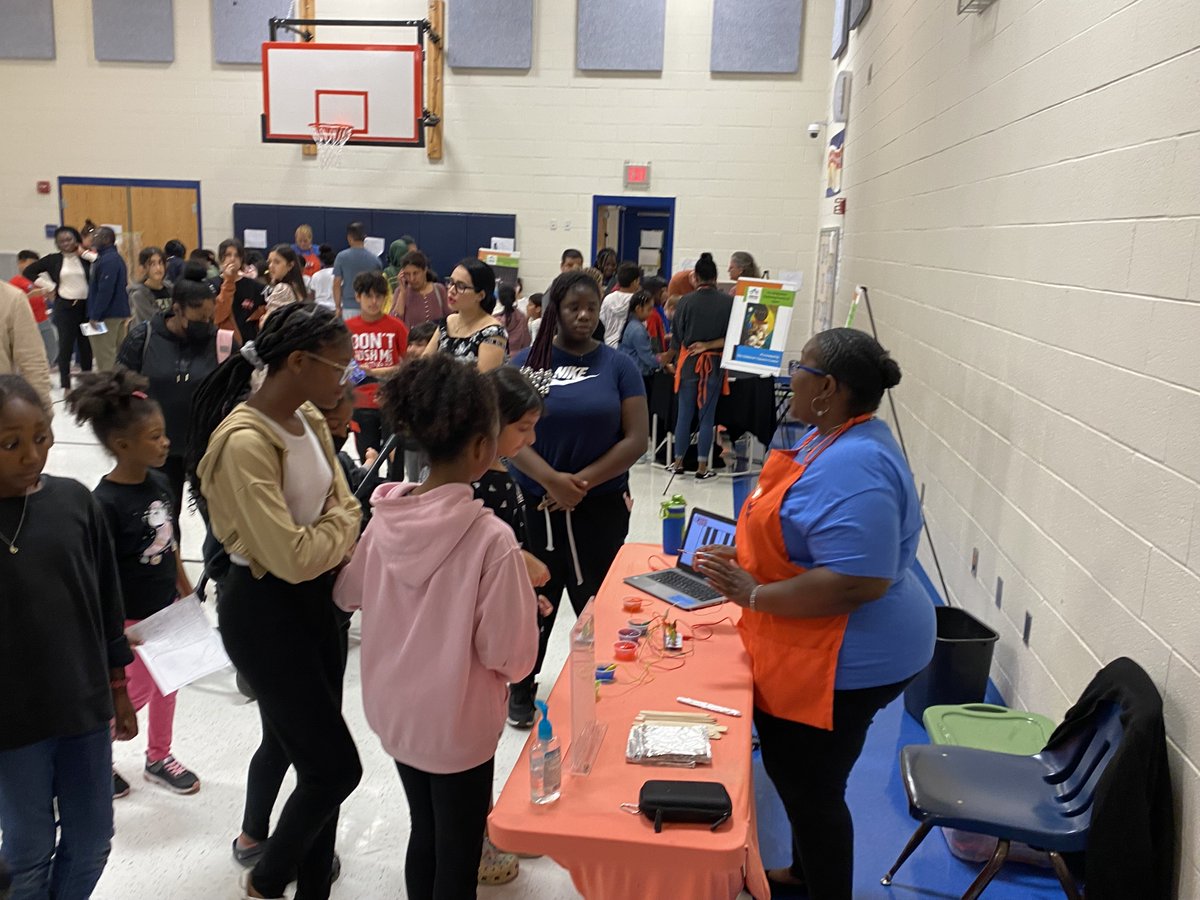 Thank you River Oaks Families for making the <a href="/ChildSci/">ChildrensSciCenter</a> Family Science Night such a huge success.  We had almost 200 parents and students engaging in hands-on experiments while exploring, creating and being inspired! <a href="/LDMcDade/">LaTanya D. McDade, Ed.D.</a>  @KimWerle <a href="/PWCSNews/">PWCS</a>