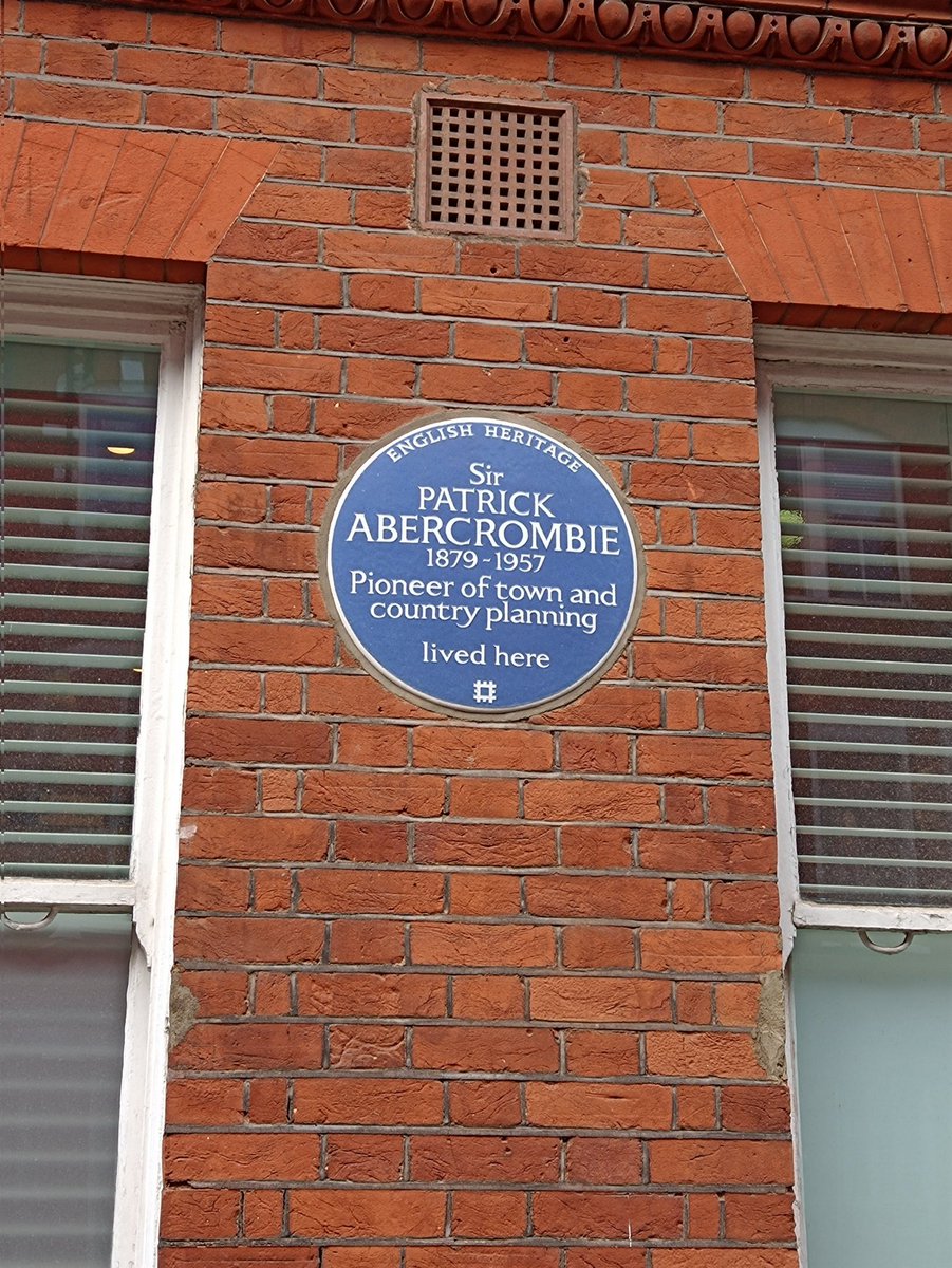 blueplaquebaby's tweet photo. 62. Sir Patrick Abercrombie (1879-1957), RBKC.
Town &amp; Country planner.
A newer plaque erected in 2019. He played a central role to the rebuilding of post-war London. https://t.co/2ZjZtQpyOM