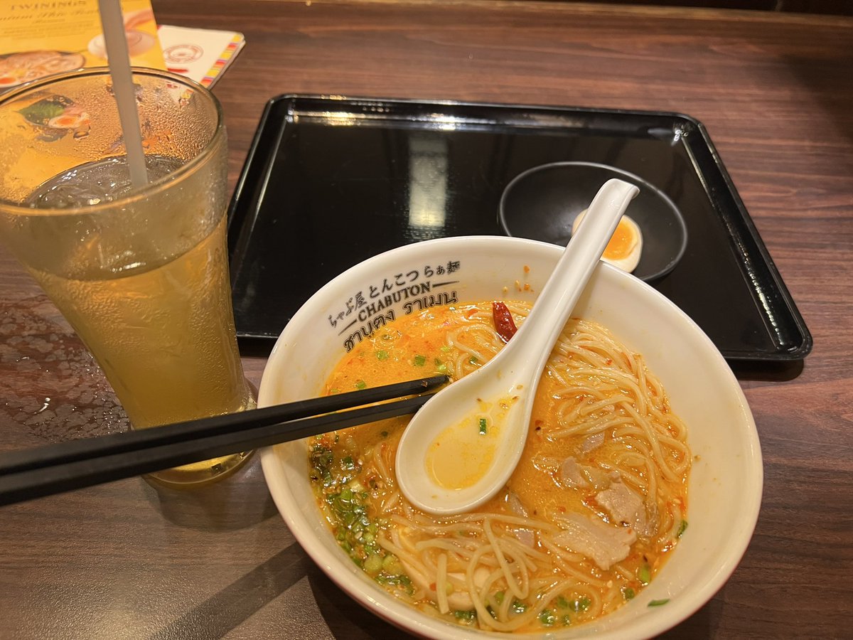 boomkrittin1's tweet photo. แล้วกุนั่งกินรอเพื่อนแบบฟิลๆให้เพื่อนมาหา สรุป อยู่คนละห้าง 55555555 สภาพกุเหนื่อยมากนะ https://t.co/dlWWZO2NsV