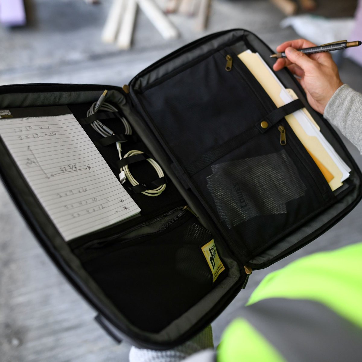 GemlineProducts's tweet photo. Anyone working on a jobsite will appreciate this hard-working padfolio, designed to keep tech dry and safe on the go. Comes complete with pen and paper for easy note-taking and features plenty of interior organization. Shop Now: https://t.co/s0bySxpmPj https://t.co/Sn7mQLwtzd