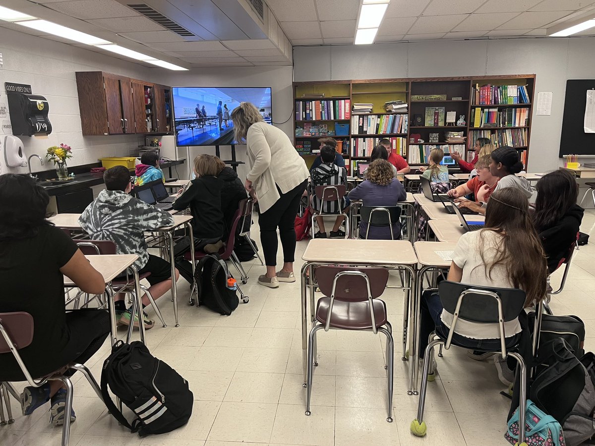 RimmerEdTech's tweet photo. Hanging out w/some seventh grade math s’s today. ❤️the CHAMPS strategies&amp; the amount of choice in this classroom! Students can see the lesson resources on paper or on the screen and can record their work however they are most comfortable! @PiedmontMSNC @AGHoulihan @UCPSNC https://t.co/67pKIbocAu