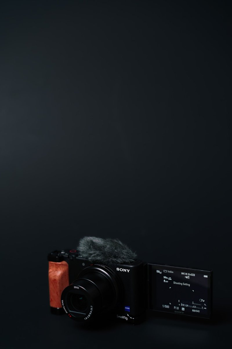 endyothman's tweet photo. Selling off my Sony Zv1
- With warranty (never applied on Sony Website)
- Extra Smallrig Cage (better ergonomics)
- Additional Boya MM1 Mic 
- Wide Lens/Macro lens attachment

Cost: $930 (price able to nego if fast deal) https://t.co/jLHXPLzi7z
