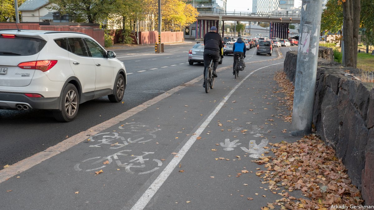 ArkadiyUrban's tweet photo. Local bike infrastructure: lanes on the sidewalks as a common solution, simple crossing and parking.

Everything is simple and with winter maintains, but if commuting becomes more populare — pedestrians will be unhappy. https://t.co/ACbFdS03E2