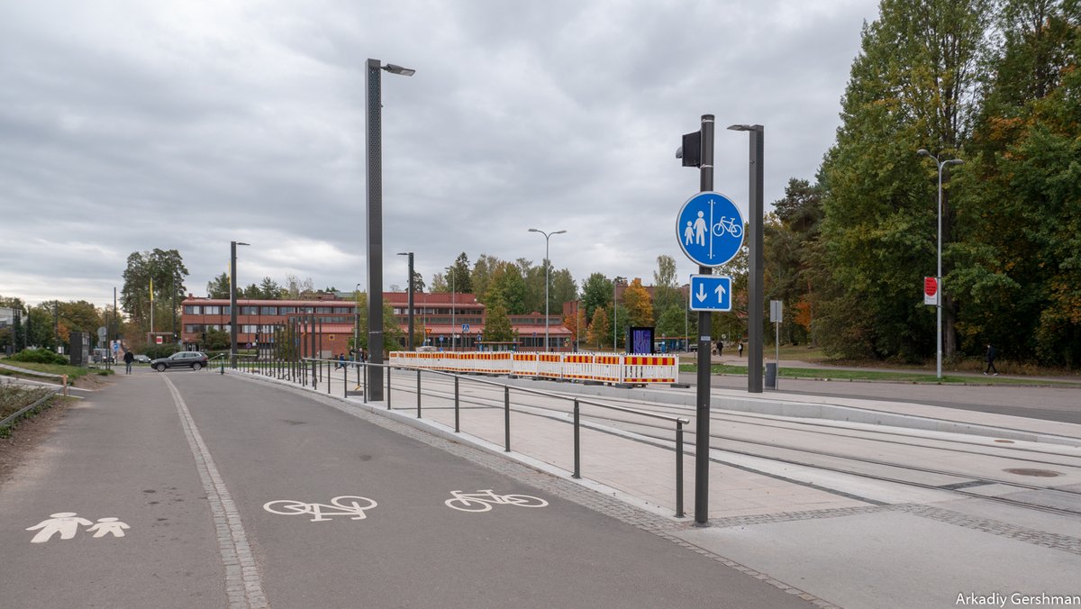 ArkadiyUrban's tweet photo. Local bike infrastructure: lanes on the sidewalks as a common solution, simple crossing and parking.

Everything is simple and with winter maintains, but if commuting becomes more populare — pedestrians will be unhappy. https://t.co/ACbFdS03E2