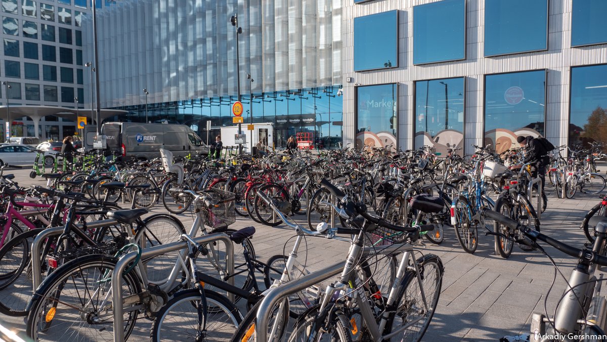 ArkadiyUrban's tweet photo. Local bike infrastructure: lanes on the sidewalks as a common solution, simple crossing and parking.

Everything is simple and with winter maintains, but if commuting becomes more populare — pedestrians will be unhappy. https://t.co/ACbFdS03E2
