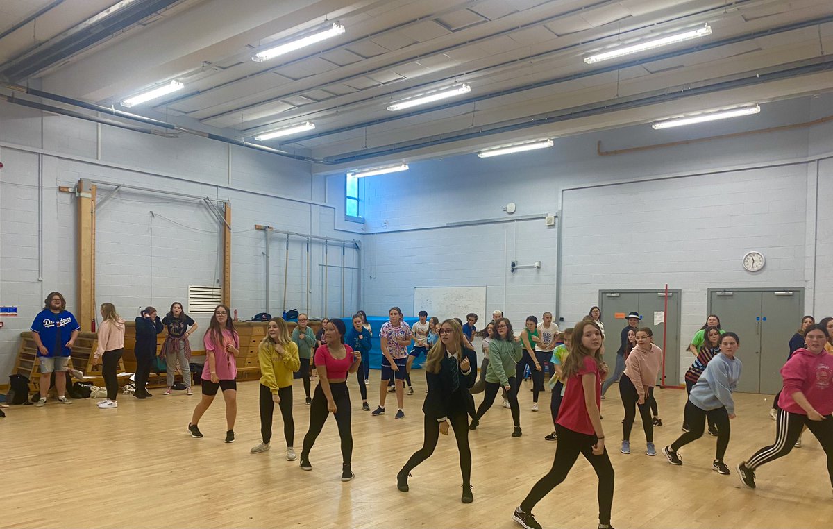 DramaOlwg's tweet photo. Archebwch eich tocynnau! Dyma gipolwg o’r ymarfer ddoe 🎉

@CelfyddydauYGO https://t.co/dBQhtXnBWn