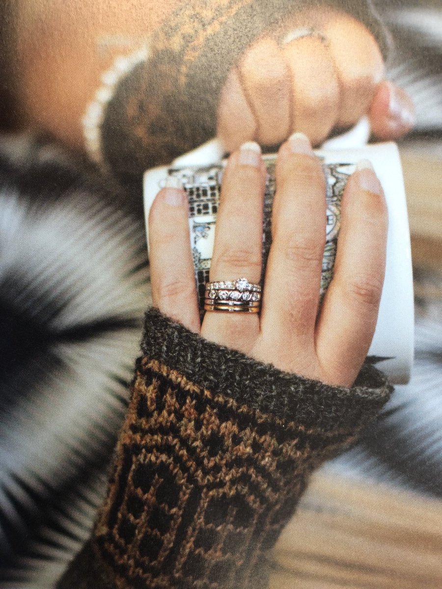 Lynncabrams's tweet photo. It's an autumnal day in Glasgow so these Smith Fingerless Mitts designed by ⁦@ow123⁩ are just the thing inspired by the ⁦@UofGlasgow⁩ windows and wallpaper. Pattern one of 19 in Glasgow University Knits ⁦@UofGknitting⁩ ⁦@UofGlasgowShop⁩ https://t.co/PaTHcxn1zL