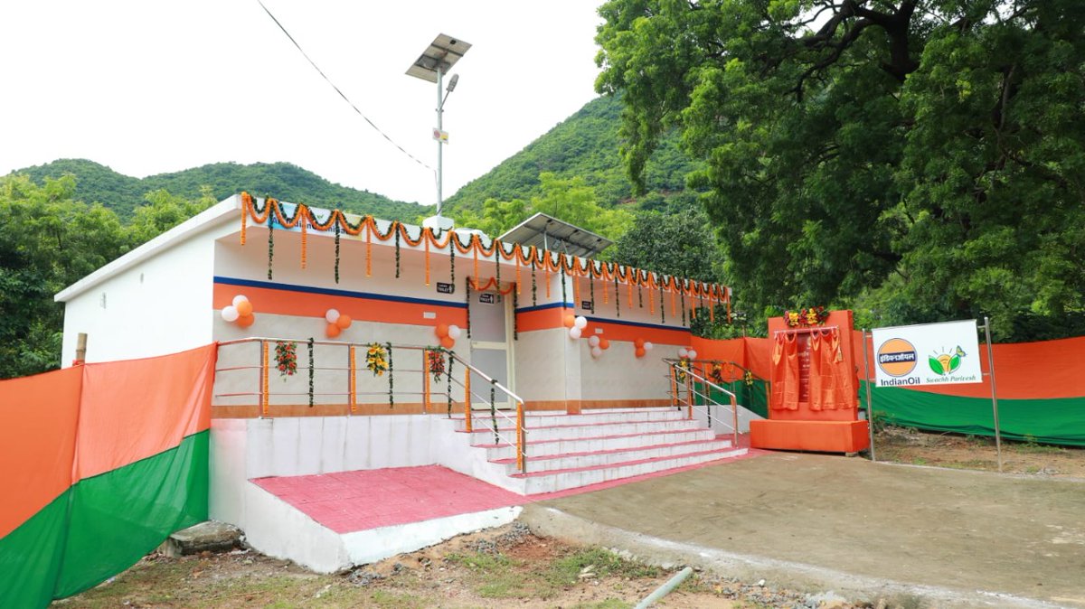 DirHR_iocl's tweet photo. Odisha's Maninag Durga Temple is not only a revered pilgrimage, it testifies India's rich heritage &amp; culture. Grateful to Hon'ble Sh @dpradhanbjp for inaugurating facilities built for visitors of this historic temple under #IndianOil's CSR program.
#PehleIndianPhirOil https://t.co/B1vnlgeUsv