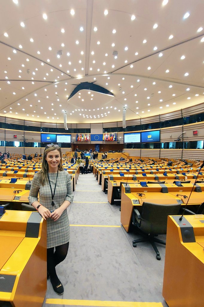 EmilyBoourns's tweet photo. One week done in the new job 🇪🇺🥺 https://t.co/uVa259fmd5