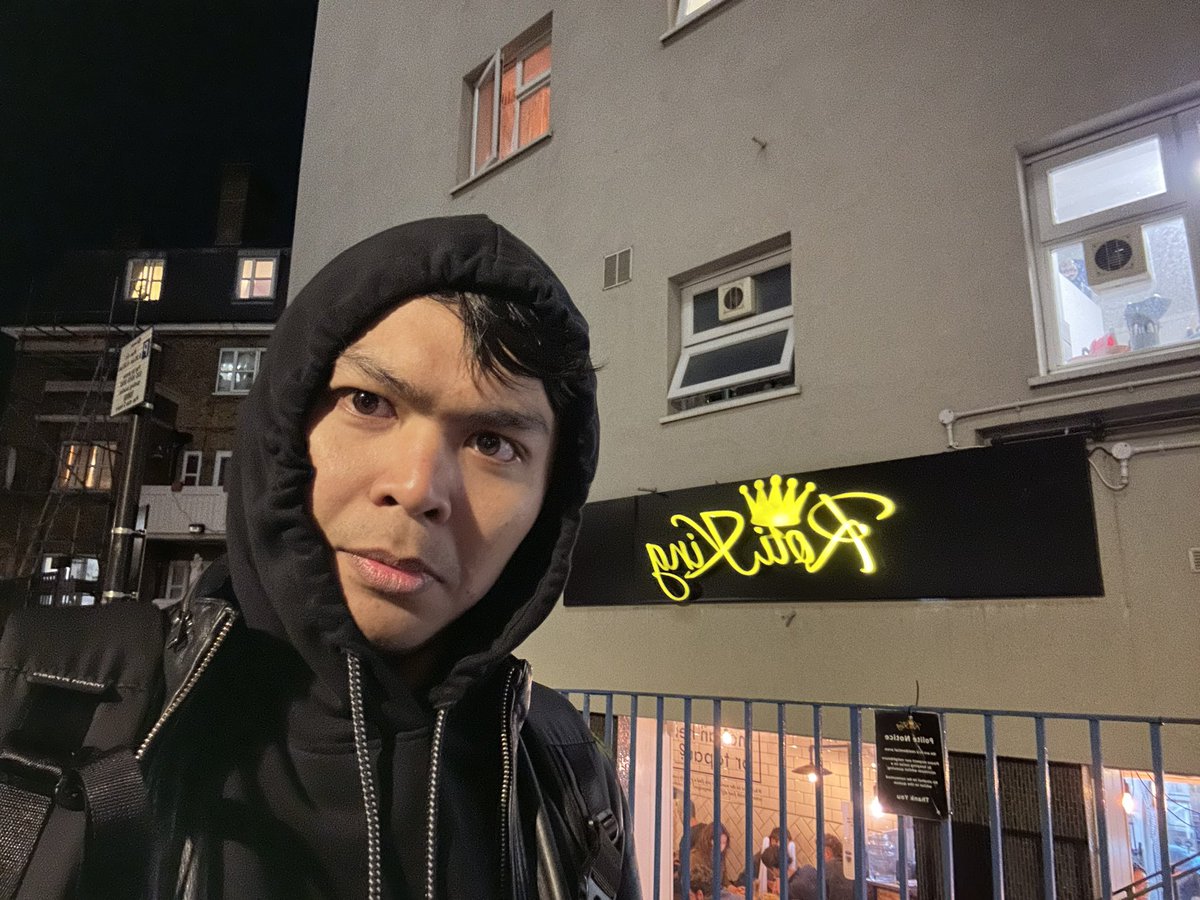 adibeyzmir's tweet photo. Second time here at Roti King, London. Teh ais dia sedap! 😂👍🏻
#rotiking #uk #london #mamak #tehais https://t.co/g8221xzNtz