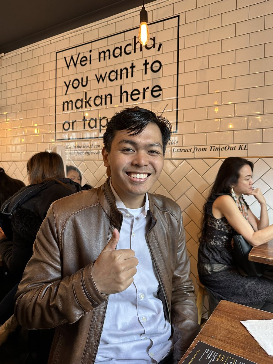 adibeyzmir's tweet photo. Second time here at Roti King, London. Teh ais dia sedap! 😂👍🏻
#rotiking #uk #london #mamak #tehais https://t.co/g8221xzNtz