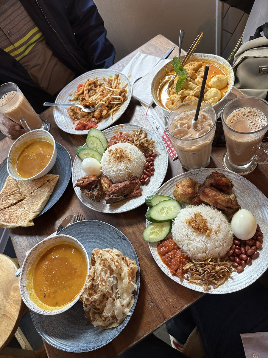 adibeyzmir's tweet photo. Second time here at Roti King, London. Teh ais dia sedap! 😂👍🏻
#rotiking #uk #london #mamak #tehais https://t.co/g8221xzNtz