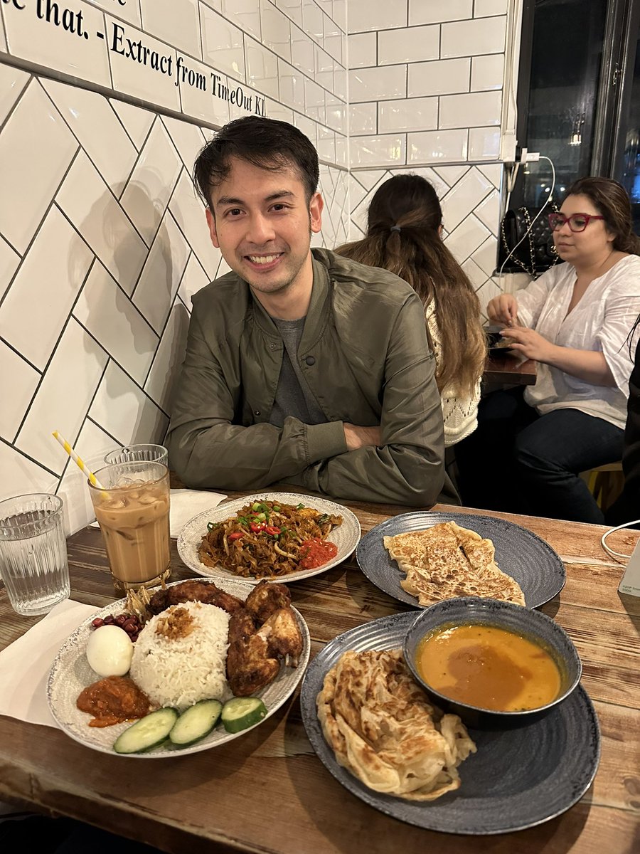 adibeyzmir's tweet photo. Second time here at Roti King, London. Teh ais dia sedap! 😂👍🏻
#rotiking #uk #london #mamak #tehais https://t.co/g8221xzNtz