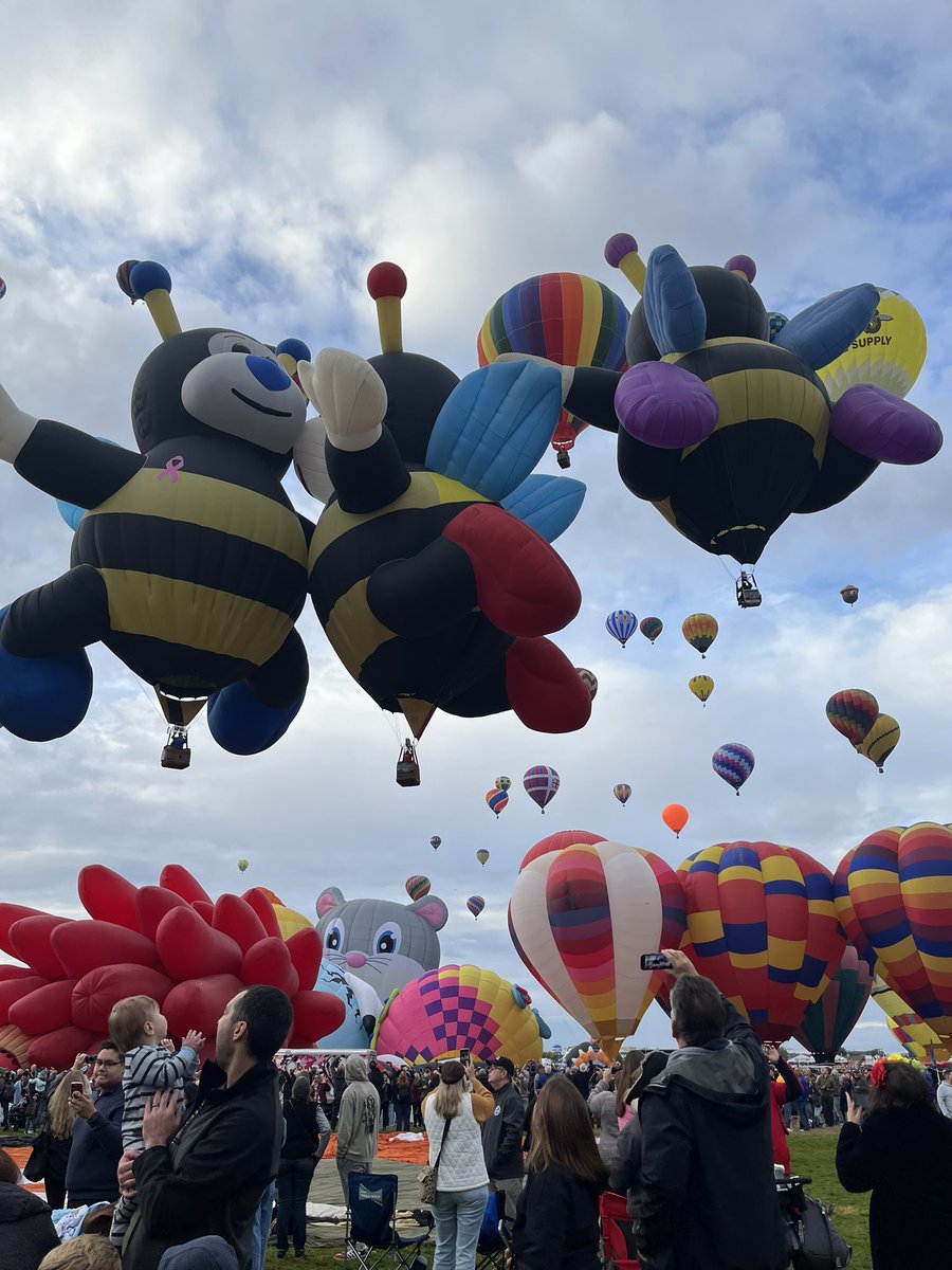 Diana_ktsm's tweet photo. Joelly the “baby bee” balloon got to fly today!🐝The balloon was stolen yesterday from a hotel parking lot. Shortly after APD found it. @KOB4 https://t.co/gBlGpFTURI