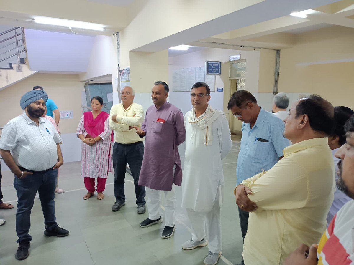 Manojkumar8386's tweet photo. "यूनियन आपके द्वार"कार्यक्रम के तहत आज शकूरबस्ती में NRMU दिल्ली मण्डल के मण्डल सचिव श्री अनूप शर्मा जी शाखा पदाधिकारियो के साथ रेल कर्मचारियों तथा सुपरवाइजरों से मिलते हुए तथा उनकी निजी समस्याओं को सुना।
#RestoreOldPension 
#StopPrivatization 
@NRMUDelhiSocial 
@ShivaGopalMish1 https://t.co/BMx8H4eg0t