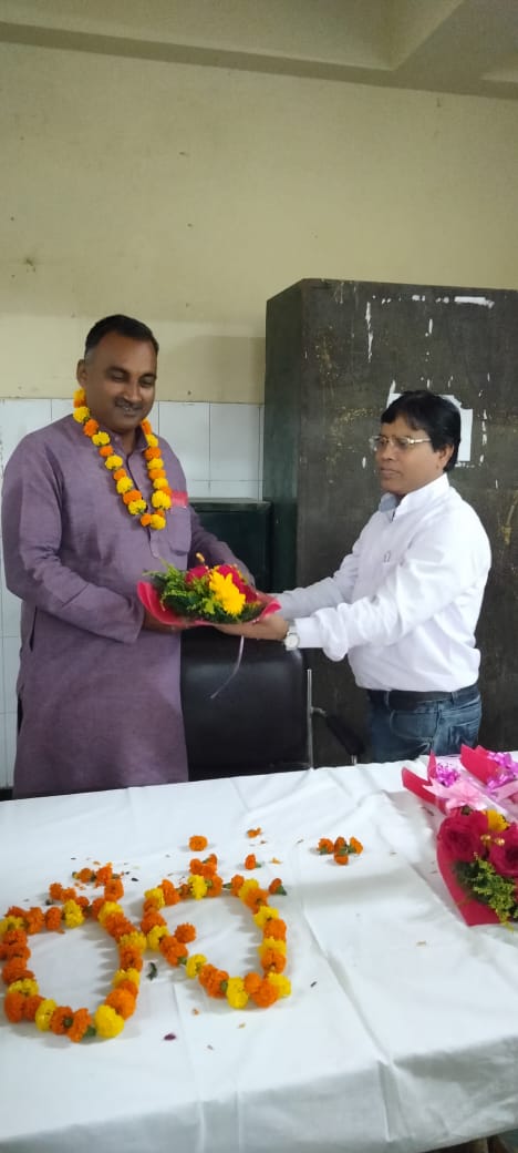 Manojkumar8386's tweet photo. "यूनियन आपके द्वार"कार्यक्रम के तहत आज शकूरबस्ती में NRMU दिल्ली मण्डल के मण्डल सचिव श्री अनूप शर्मा जी शाखा पदाधिकारियो के साथ रेल कर्मचारियों तथा सुपरवाइजरों से मिलते हुए तथा उनकी निजी समस्याओं को सुना।
#RestoreOldPension 
#StopPrivatization 
@NRMUDelhiSocial 
@ShivaGopalMish1 https://t.co/BMx8H4eg0t