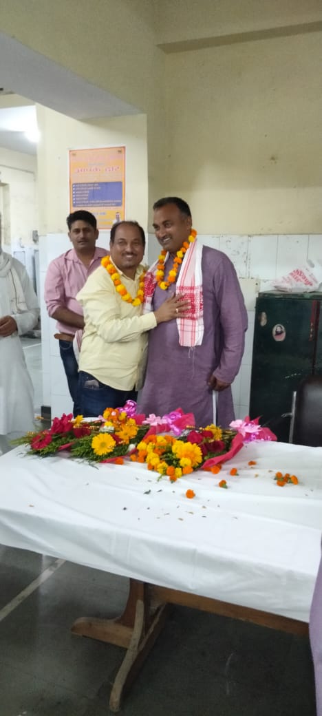 Manojkumar8386's tweet photo. "यूनियन आपके द्वार"कार्यक्रम के तहत आज शकूरबस्ती में NRMU दिल्ली मण्डल के मण्डल सचिव श्री अनूप शर्मा जी शाखा पदाधिकारियो के साथ रेल कर्मचारियों तथा सुपरवाइजरों से मिलते हुए तथा उनकी निजी समस्याओं को सुना।
#RestoreOldPension 
#StopPrivatization 
@NRMUDelhiSocial 
@ShivaGopalMish1 https://t.co/BMx8H4eg0t