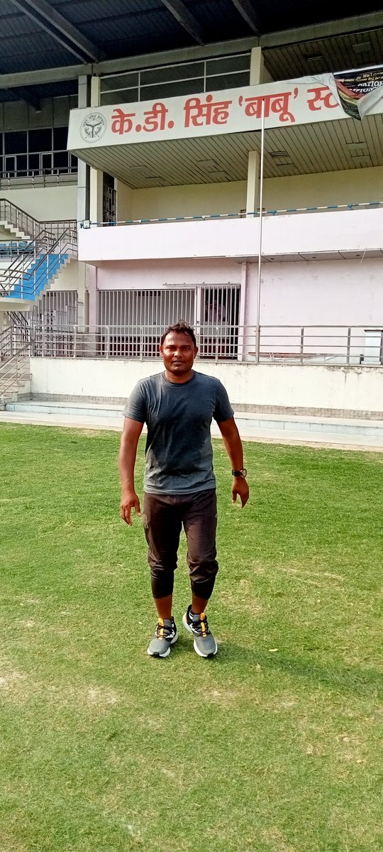 Babu Kd Singh stadium Lucknow mein practis karte hue