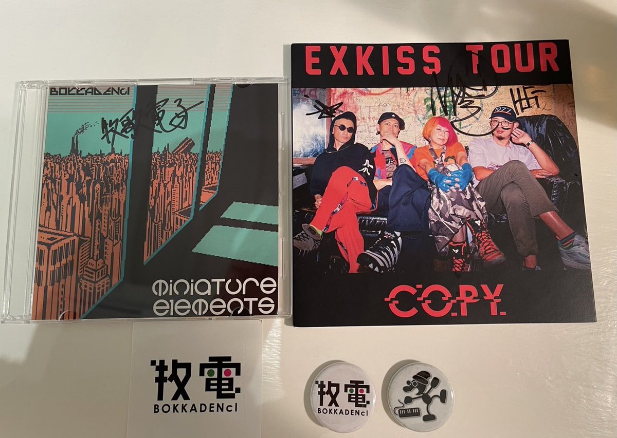 yallrocksick's tweet photo. COPY HOUSEのサイン、コンプリートしに行きたい✈️ https://t.co/yHMpOOennW