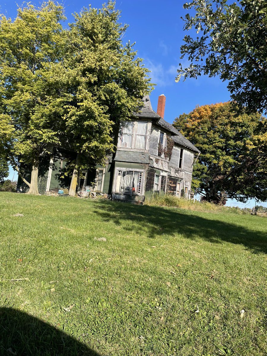 stevenusdavis's tweet photo. When in Tipton, Indiana, stop by this definitely haunted house that gives off “come explore me, but only in the daytime” vibes. #WhenIn https://t.co/imoXP4mKsQ